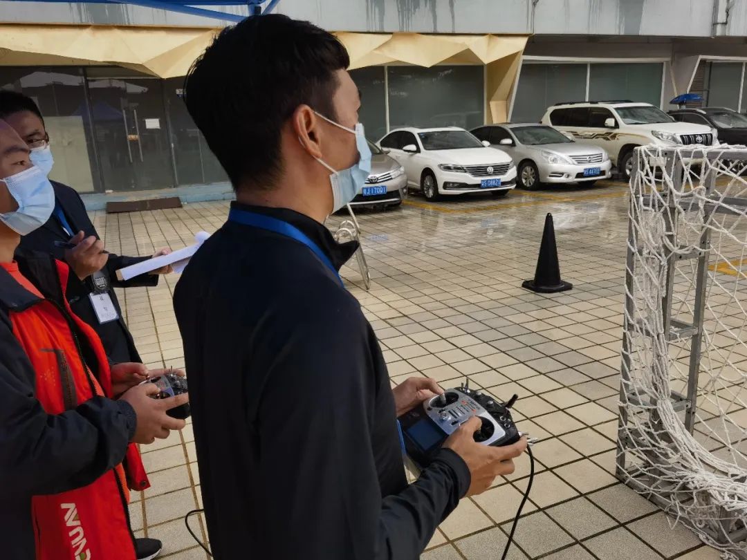 人生就是博官网无人机飞控师，荣誉腾飞！