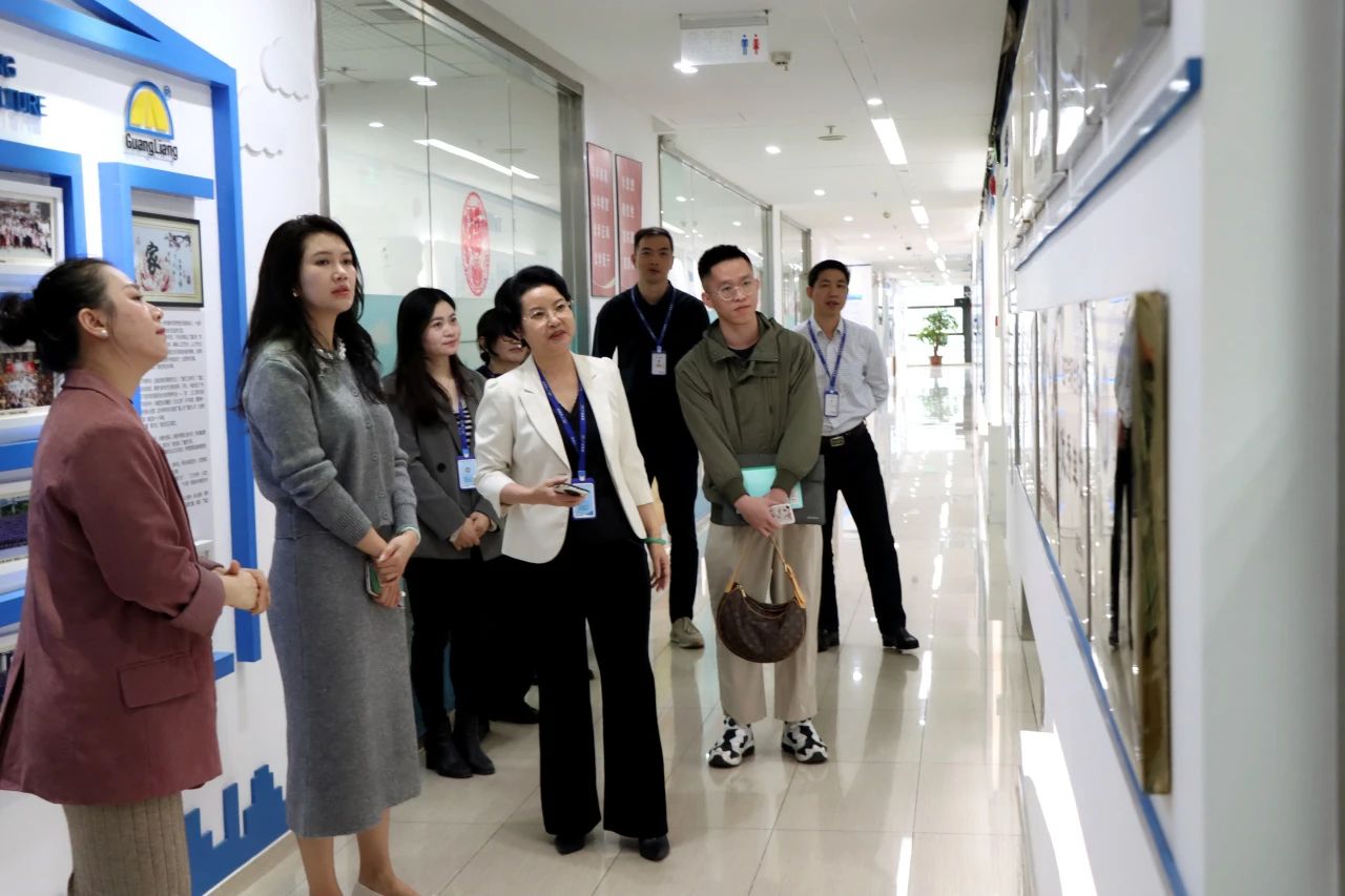 东莞市城市更新协会辅导一行光临人生就是博官网集团参观互换